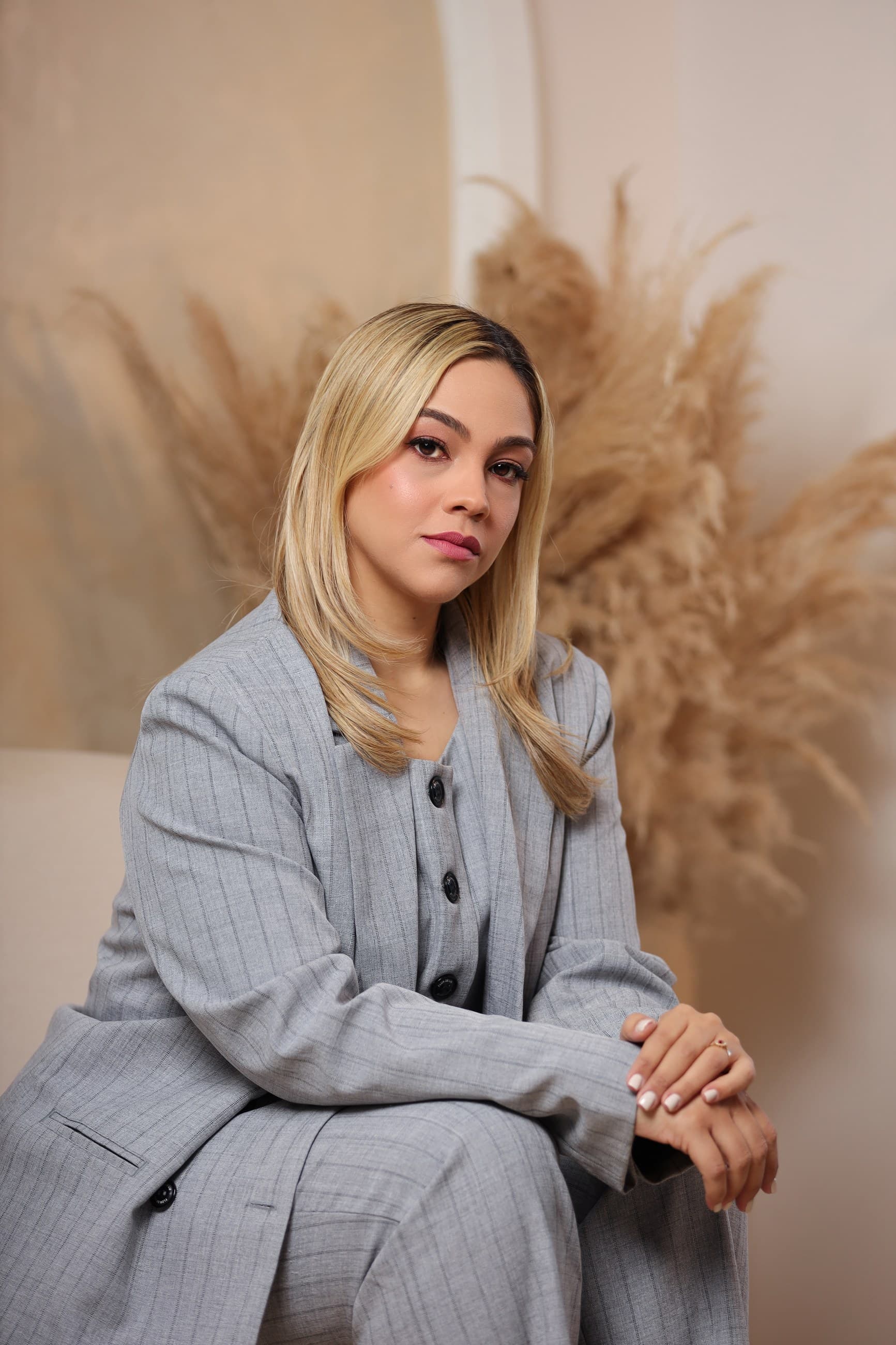 Isabela Brito em ambiente de escritório