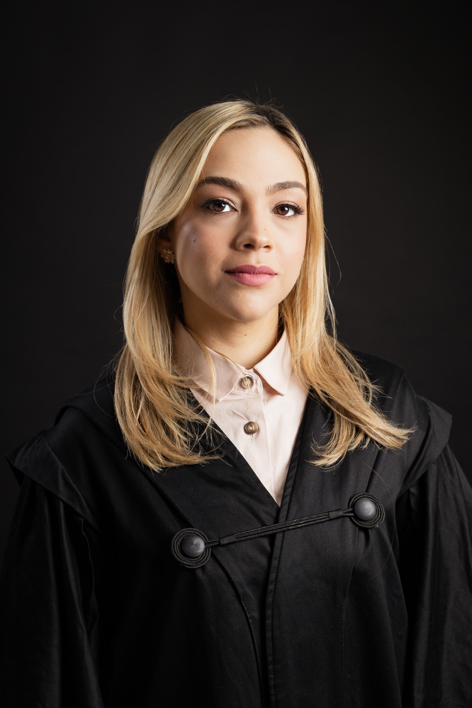 Isabela Brito, advogada criminalista, trajada com toga